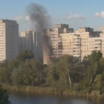 Une frappe de drone russe touche un immeuble résidentiel à Kyiv, une femme blessée, évacuations en cours