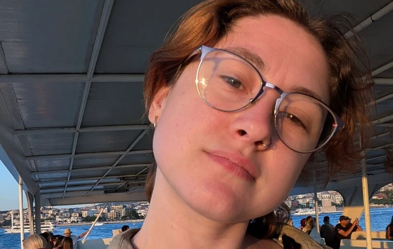 Une frappe russe sur un centre d'affaires à Kyiv fait une victime : la journaliste Maria Ivzhenko