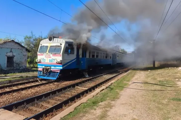 Une frappe russe touche un train de banlieue dans la région de Kharkiv, faisant plusieurs blessés