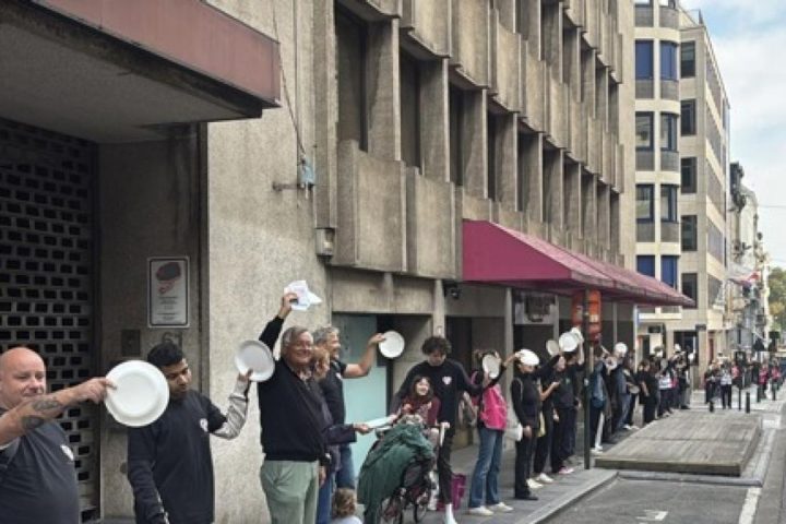 Une installation géante de « plats vides » à Bruxelles souligne la crise de l'insécurité alimentaire en Belgique