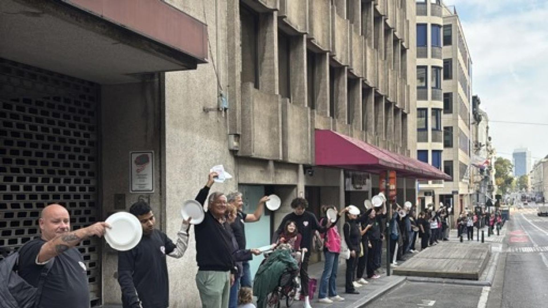 Une installation géante de « plats vides » à Bruxelles souligne la crise de l'insécurité alimentaire en Belgique