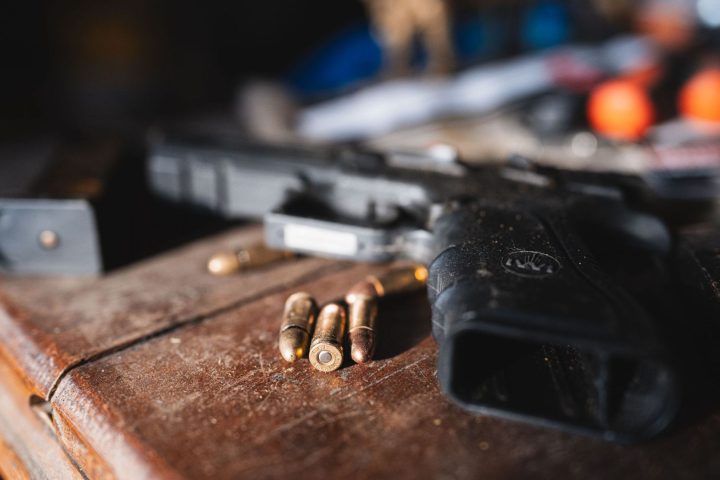 Une opération policière à Charleroi dévoile des armes et un stand de tir dans une affaire de trafic de drogue