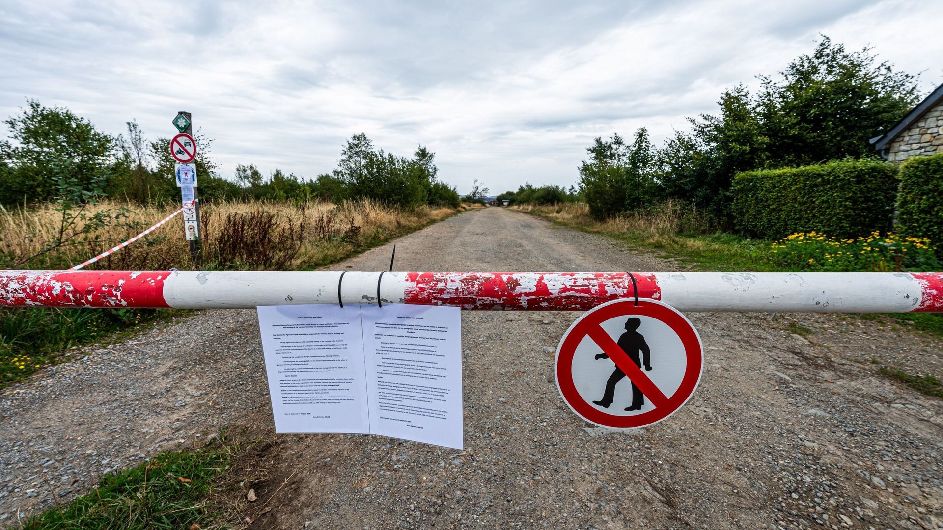Une partie des sentiers des Hautes Fagnes rouvre, mais la zone touchée par l'incendie reste fermée au public