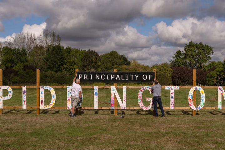Une révolte dans un village anglais met en lumière les tensions croissantes autour de la politique migratoire