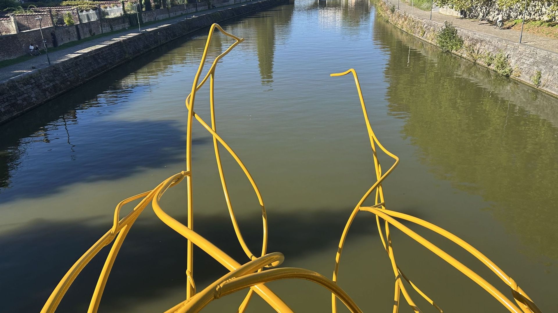 Une sculpture de nageur installée au-dessus de la Sambre dans le quartier étudiant de Namur
