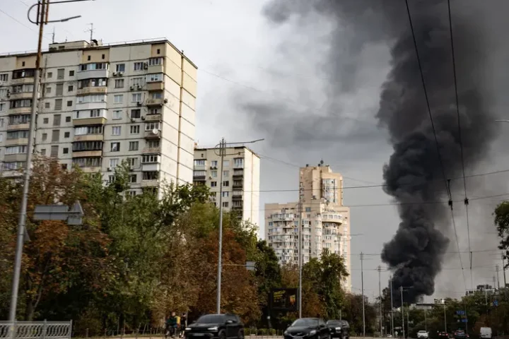 Vivre sous des alertes aériennes constantes : comment les villes s'adaptent aux attaques de drones et de missiles