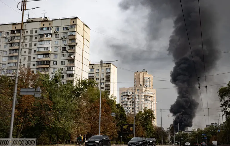 Vivre sous des alertes aériennes constantes : comment les villes s'adaptent aux attaques de drones et de missiles