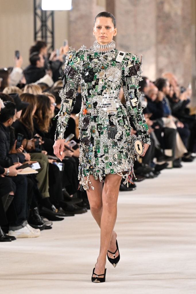 Vogue World Milan se termine avec des performances de robots, suscitant des réactions partagées sur l'avenir de la mode