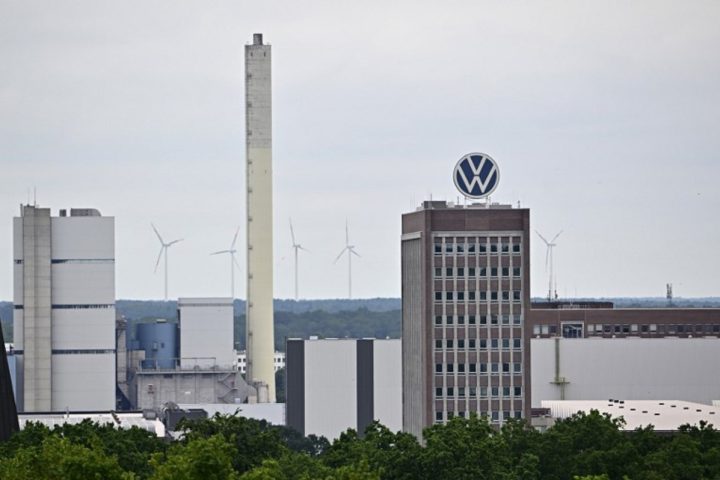 Volkswagen se classe en tête des entreprises européennes en termes de chiffre d'affaires, devant Shell et d'autres