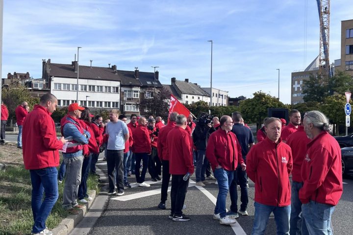 Charleroi : des métallurgistes de la FGTB sensibilisent aux hausses des prix de l'énergie près des stations-service