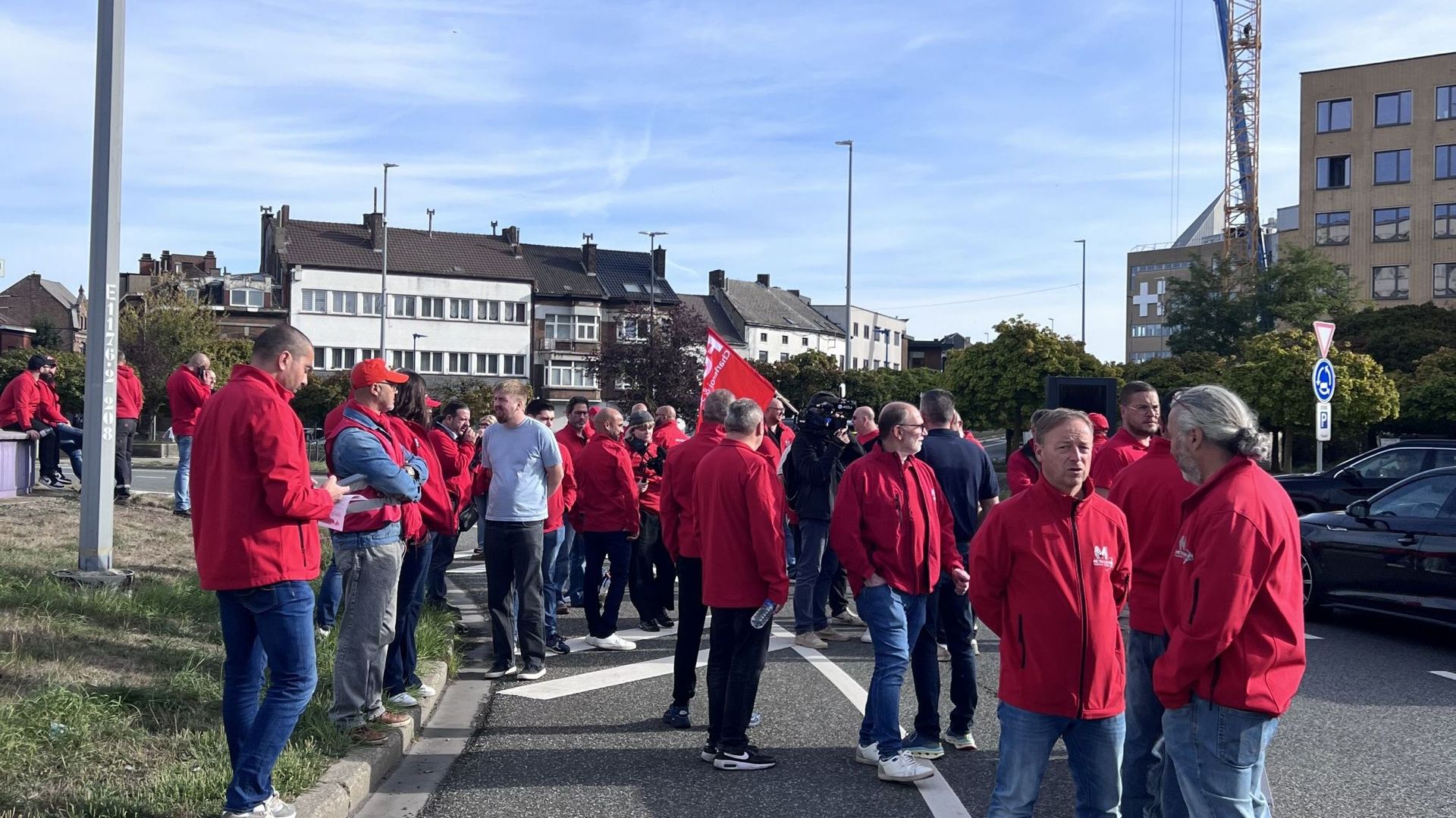 Charleroi : des métallurgistes de la FGTB sensibilisent aux hausses des prix de l'énergie près des stations-service