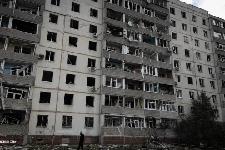 Cinq bombes guidées frappent la communauté de Sumy, faisant des blessés et des dégâts dans un immeuble résidentiel