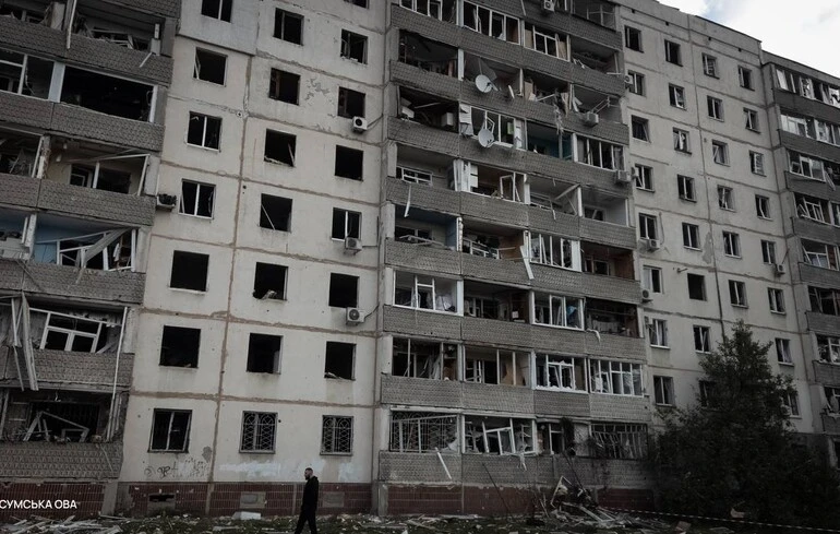Cinq bombes guidées frappent la communauté de Sumy, faisant des blessés et des dégâts dans un immeuble résidentiel