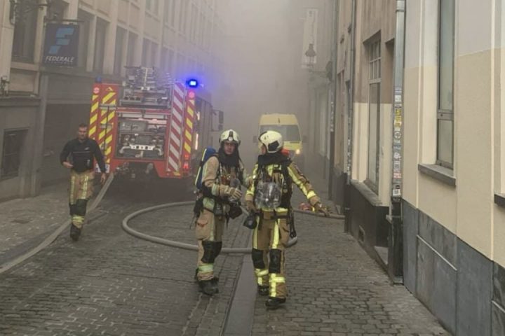 De la fumée visible près de la Grand-Place après un incendie à la rue de la Violette.
