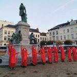 Des activistes de Greenpeace interpellés lors d'une protestation devant le Parlement européen à Bruxelles