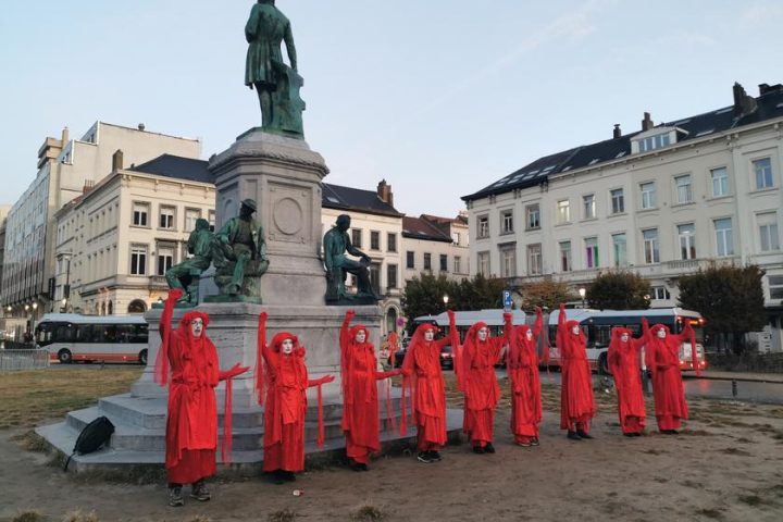 Des activistes de Greenpeace interpellés lors d'une protestation devant le Parlement européen à Bruxelles