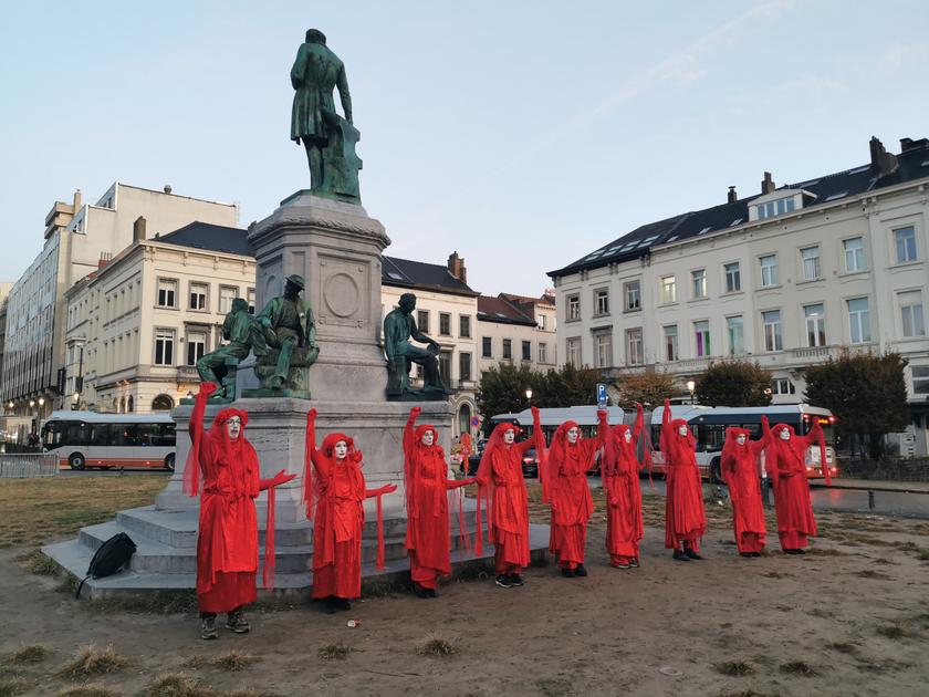 Des activistes de Greenpeace interpellés lors d'une protestation devant le Parlement européen à Bruxelles