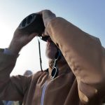 Des citoyens participent à une observation des oiseaux migrateurs face aux préoccupations climatiques