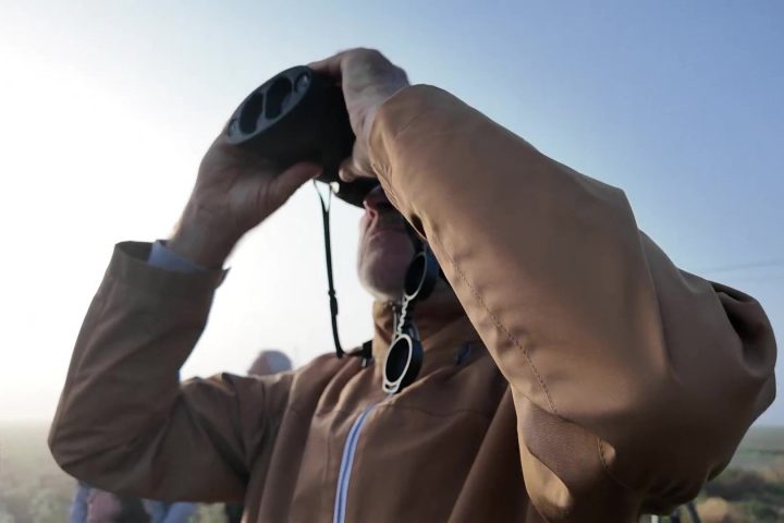 Des citoyens participent à une observation des oiseaux migrateurs face aux préoccupations climatiques