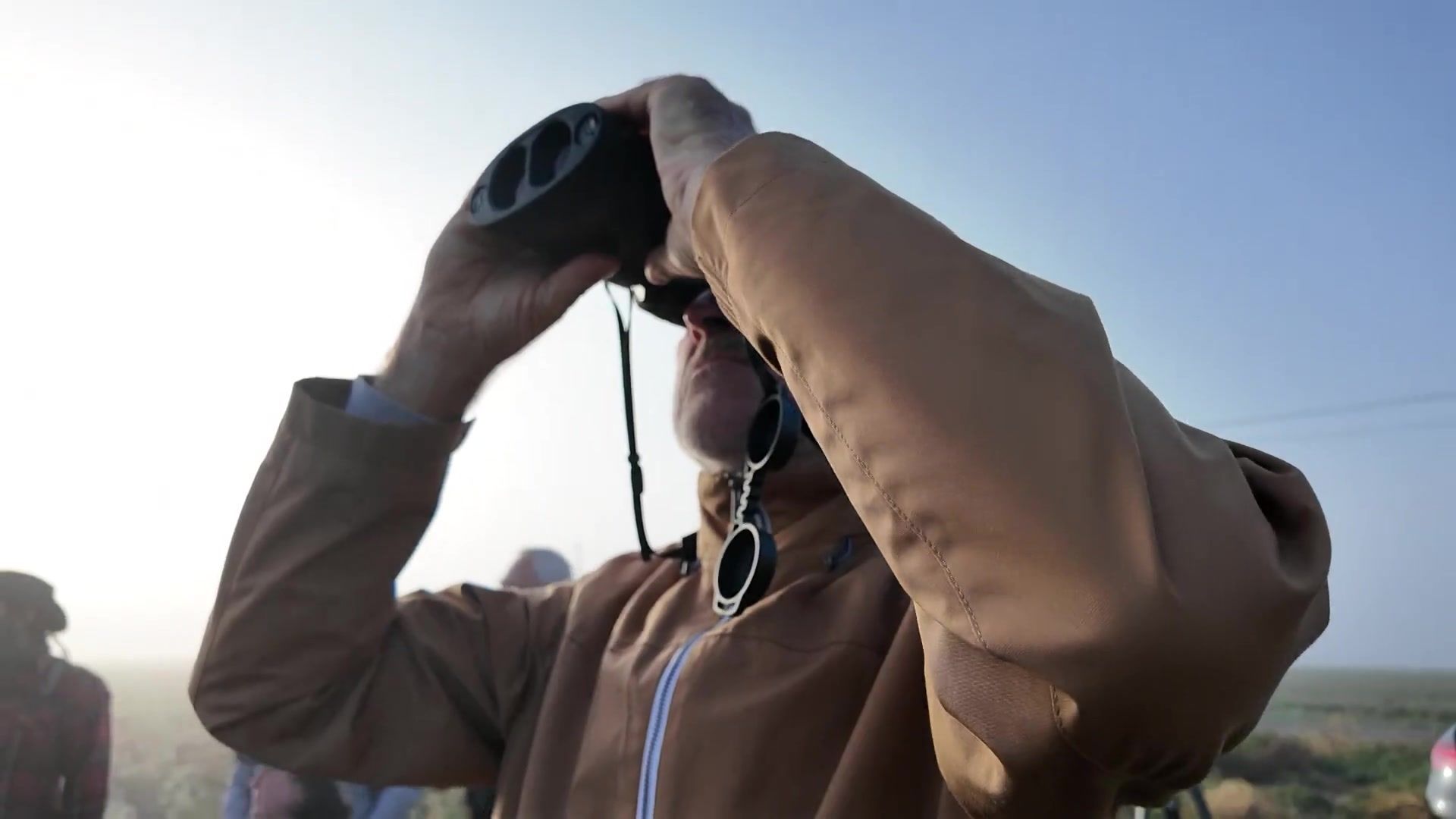Des citoyens participent à une observation des oiseaux migrateurs face aux préoccupations climatiques