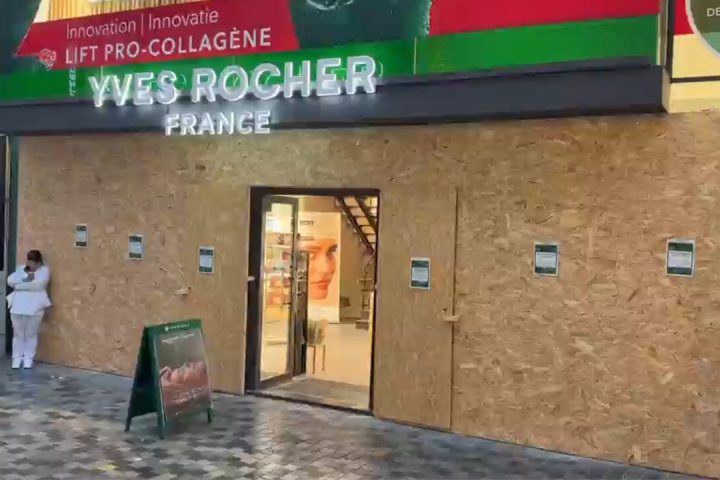 Des commerçants de la rue Neuve se protègent par crainte de nouveaux pillages