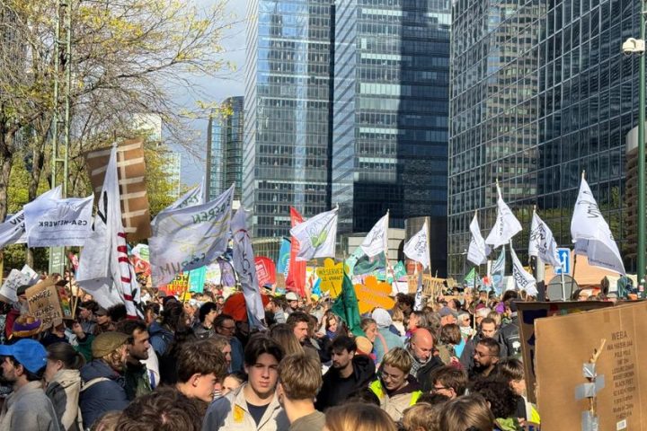 Des dizaines de milliers de personnes défilent à Bruxelles pour une action climatique renforcée