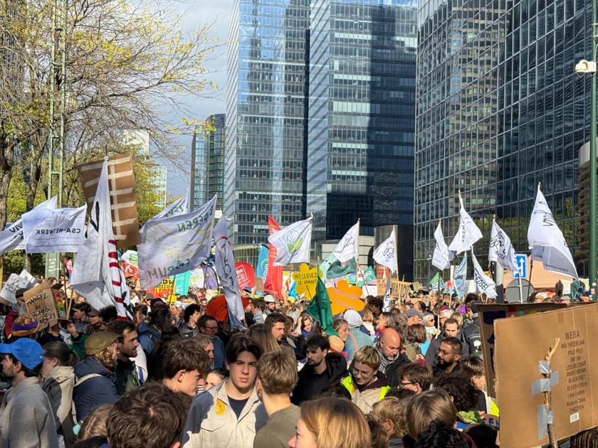Des dizaines de milliers de personnes défilent à Bruxelles pour une action climatique renforcée