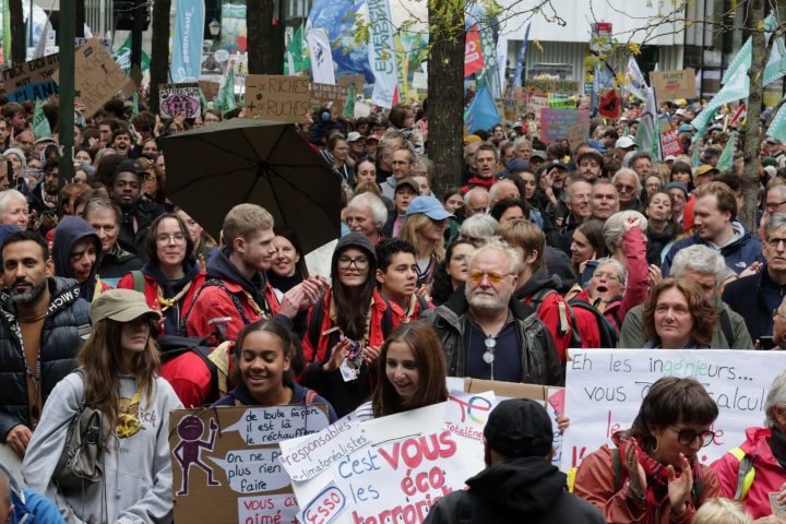 Des dizaines de milliers de personnes manifestent à Bruxelles pour des actions climatiques et des politiques plus ambitieuses.
