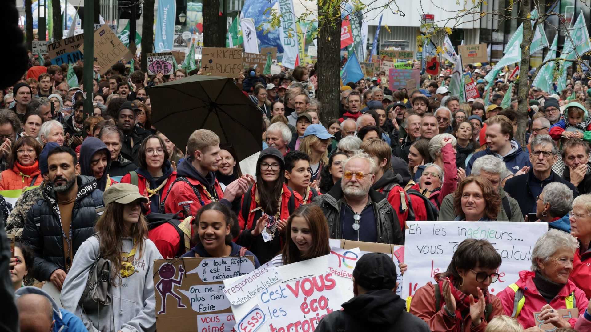 Des dizaines de milliers de personnes manifestent à Bruxelles pour des actions climatiques et des politiques plus ambitieuses.