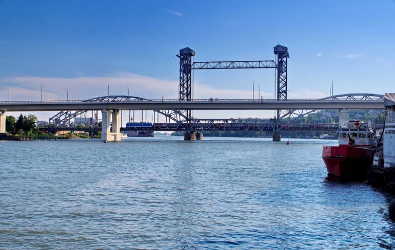Des drones frappent un pont ferroviaire essentiel à Rostov-sur-le-Don, interrompant temporairement le trafic ferroviaire