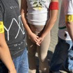 Des élèves de primaire âgés soutiennent les plus jeunes pendant la récréation en Belgique