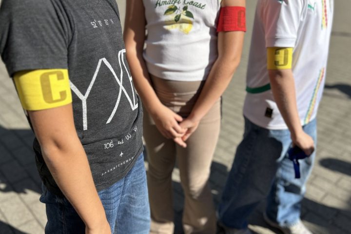 Des élèves de primaire âgés soutiennent les plus jeunes pendant la récréation en Belgique