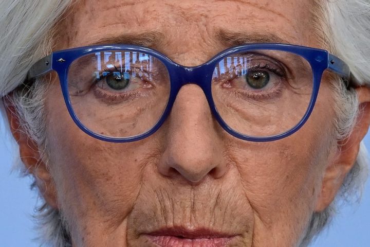 Des employés de la BCE questionnent l'éthique de la promotion du livre de Lagarde durant une conférence de presse