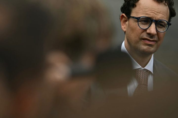 Des experts soulignent les risques de l'IA, évoquant une menace existentielle potentielle d'ici 2030.