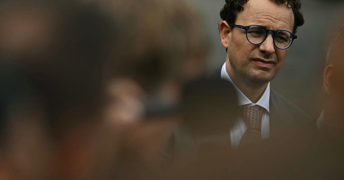 Des experts soulignent les risques de l'IA, évoquant une menace existentielle potentielle d'ici 2030.
