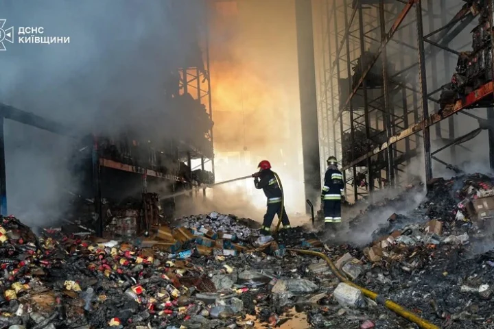 Des forces russes attaquent des entrepôts dans la région de Kyiv, trois blessés