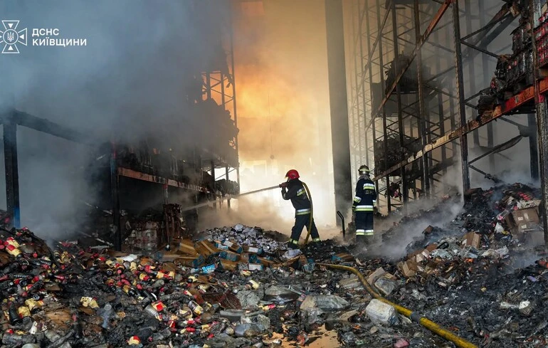 Des forces russes attaquent des entrepôts dans la région de Kyiv, trois blessés