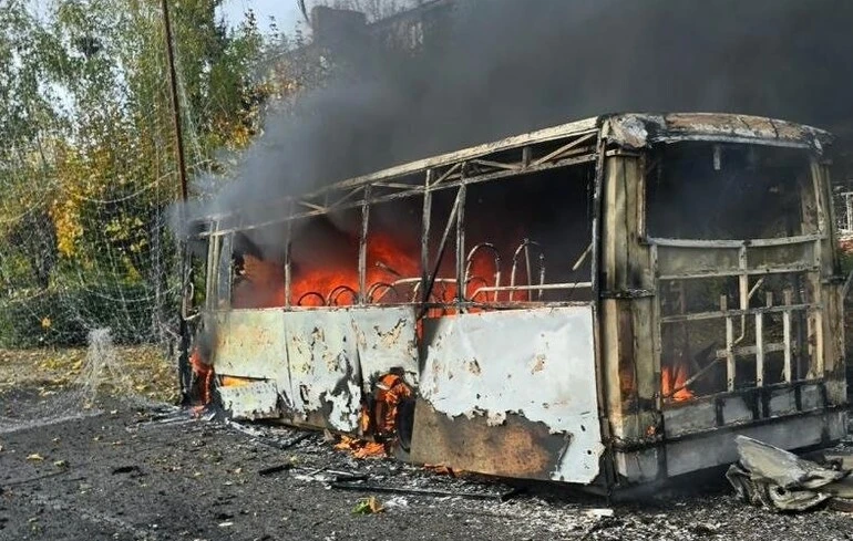 Des forces russes attaquent un bus de passagers à Kramatorsk, faisant au moins 12 morts