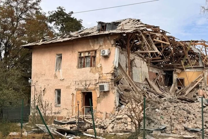 Des frappes aériennes russes ravagent un bâtiment administratif à Kramatorsk, plusieurs blessés signalés