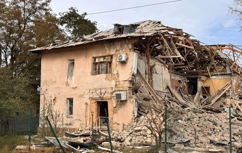 Des frappes aériennes russes ravagent un bâtiment administratif à Kramatorsk, plusieurs blessés signalés