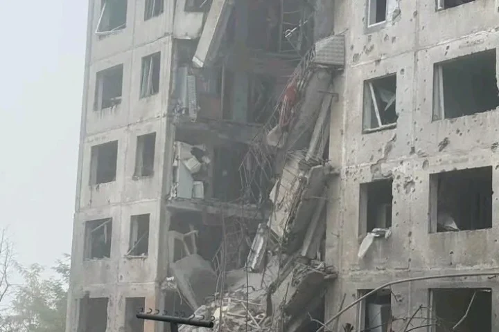 Des frappes aériennes russes touchent des bâtiments résidentiels à Sloviansk, faisant plusieurs blessés et d'importants dégâts
