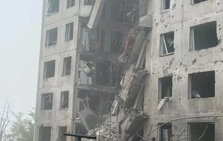 Des frappes aériennes russes touchent des bâtiments résidentiels à Sloviansk, faisant plusieurs blessés et d'importants dégâts