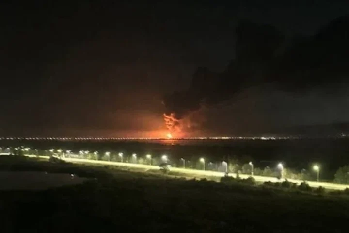 Des frappes de drones provoquent un important incendie au terminal pétrolier « Yug Rusi » à Rostov