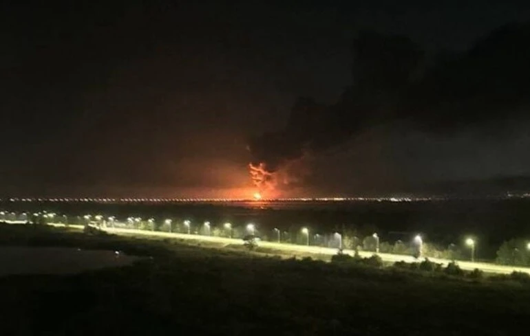 Des frappes de drones provoquent un important incendie au terminal pétrolier « Yug Rusi » à Rostov