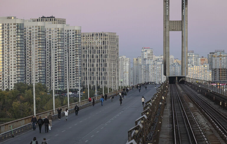 Des frappes russes ciblent les ponts de Kyiv, entraînant des défis logistiques pour la ville