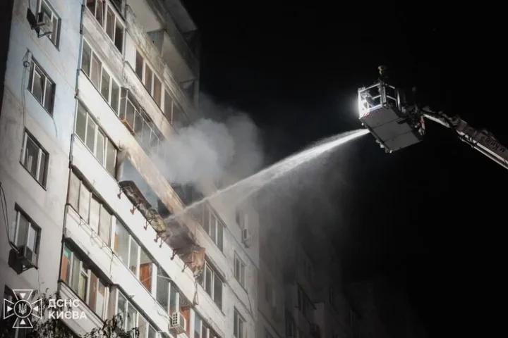 Des frappes russes touchent un immeuble résidentiel à Kyiv, faisant des victimes et des destructions