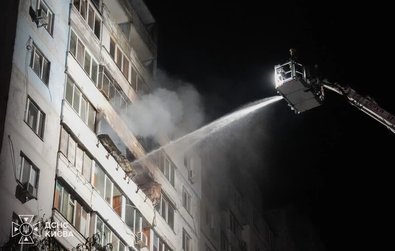 Des frappes russes touchent un immeuble résidentiel à Kyiv, faisant des victimes et des destructions