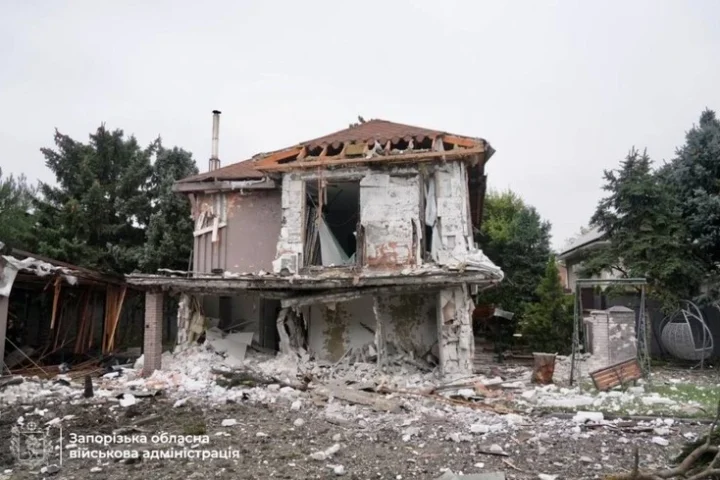 Des frappes russes touchent Zaporizhzhia, endommageant des logements et faisant des blessés parmi les civils