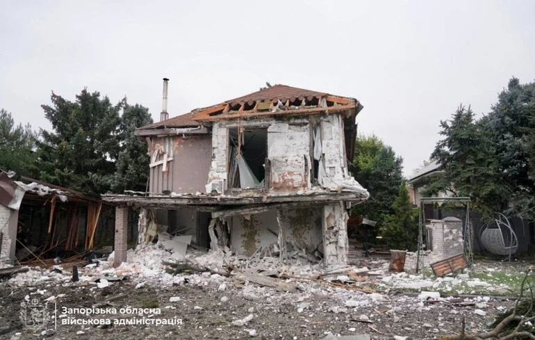 Des frappes russes touchent Zaporizhzhia, endommageant des logements et faisant des blessés parmi les civils