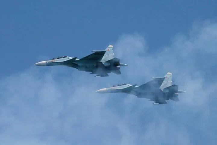 Des images satellites montrent des avions Su-35S et Su-34 endommagés à l'aéroport de Khansk après une attaque par drone